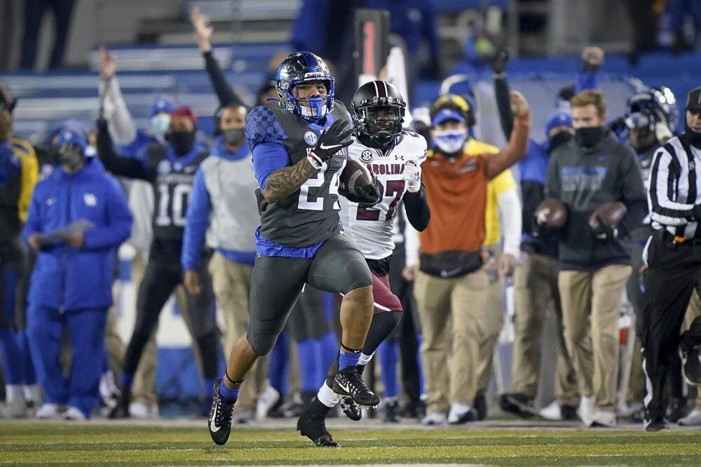 Kentucky running back Chris Rodriguez Jr. (24) runs for a touchdown